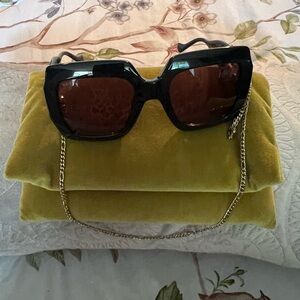 Beautiful Gucci Sunglasses with gold removable chain GG1022S